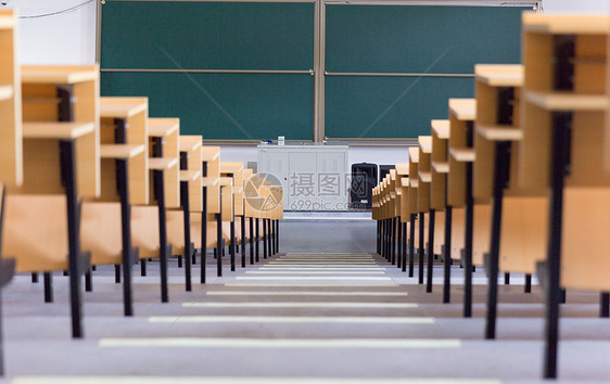 空荡荡的大学教室图片