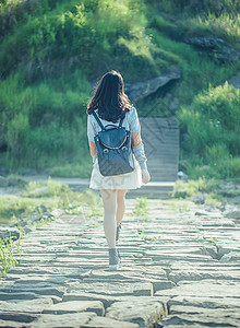 女孩的背影背包走路高清图片