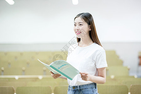 教室里站着看书的女生背景图片