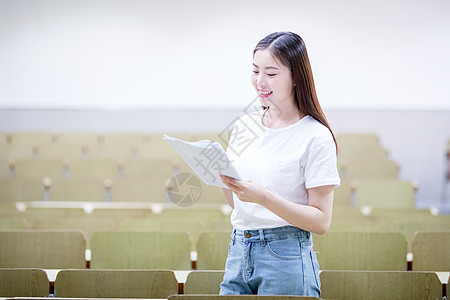 教室里站着看书的女生背景图片