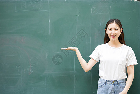 在思考的老师站在大黑板前思考的老师同学背景