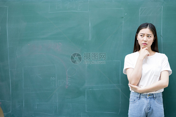 站在大黑板前思考的老师同学图片