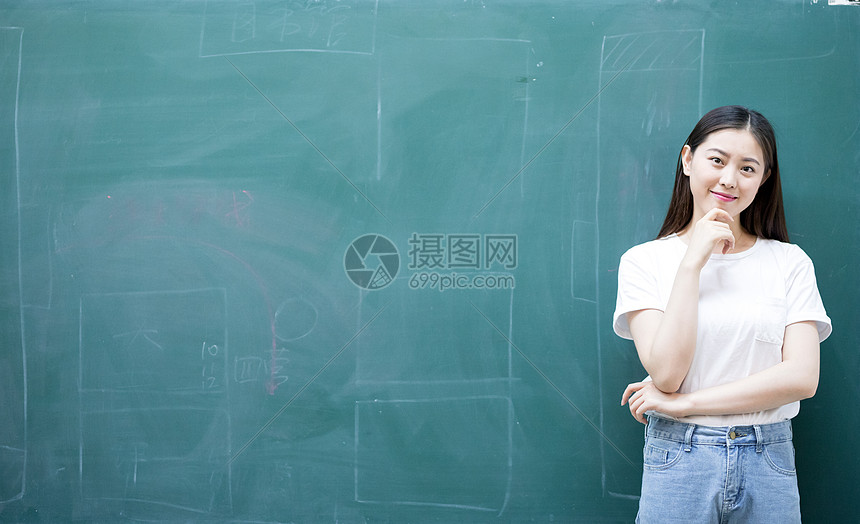 站在大黑板前思考的老师同学图片