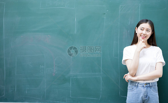 站在大黑板前思考的老师同学图片