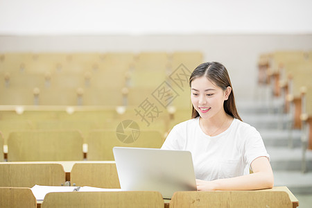 教室里使用笔记本电脑学习的学生图片