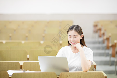 预约课程教室里使用笔记本电脑学习的学生背景