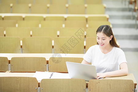 教室里使用笔记本电脑学习的学生图片