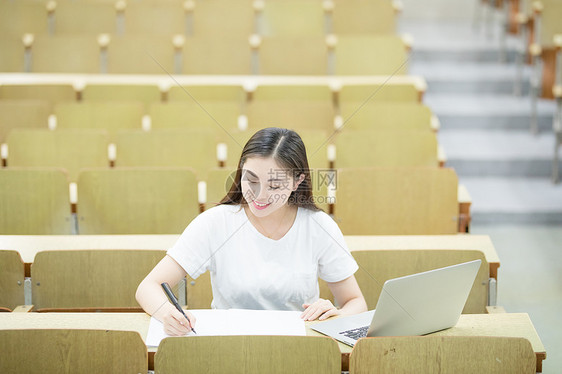 教室里使用笔记本电脑学习的学生图片