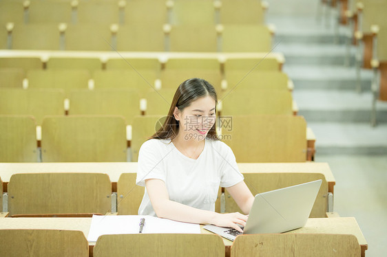 教室里使用笔记本电脑学习的学生图片