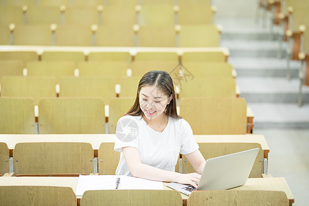 学生使用电脑在线学习图片