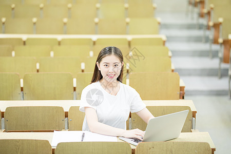 大学课堂学生使用电脑在线学习背景