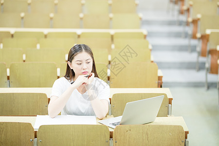 学生使用电脑在线学习图片