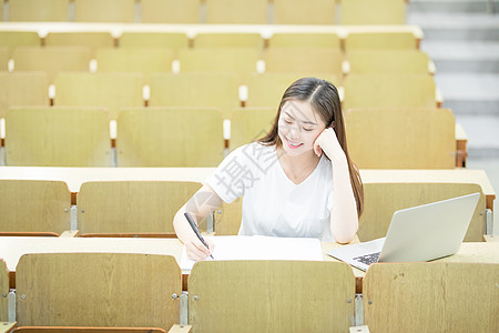 学生使用电脑在线学习图片