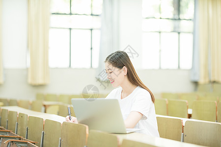 教室里使用笔记本电脑学习的学生图片