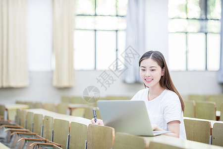 互联网课程教室里使用笔记本电脑学习的学生背景