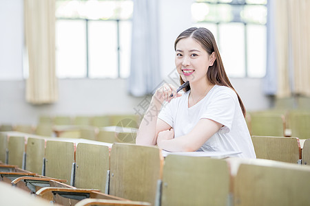 坐在教室里认真学习的大学生图片