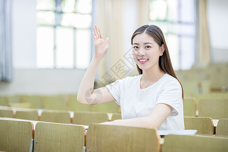 课堂上举手发言的女同学图片