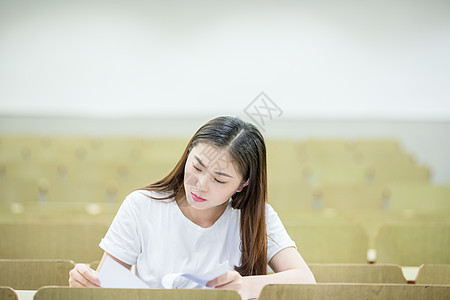 学习压力巨大的学生图片