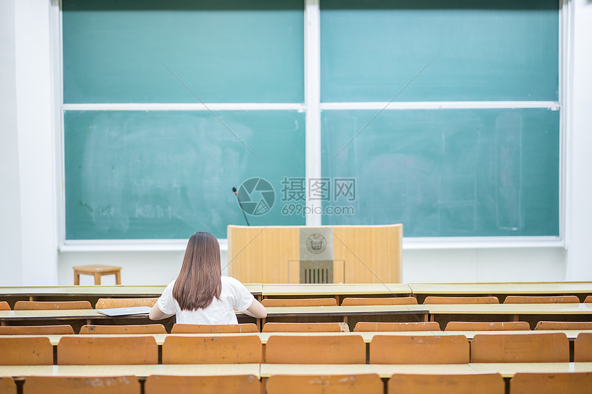 空旷的教室里正在学习的女生背影图片