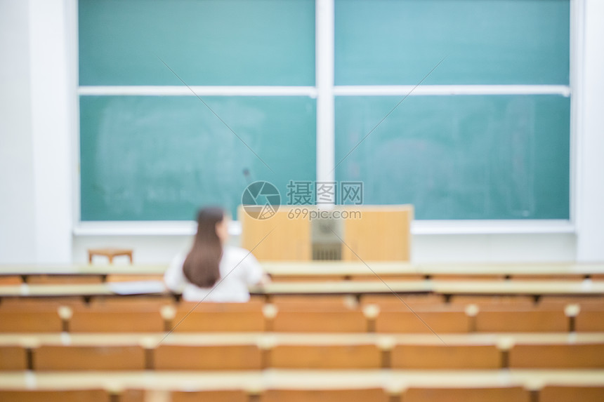 空旷的教室里正在学习的女生背影图片