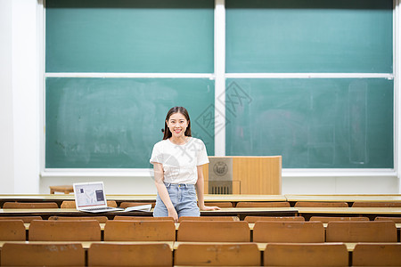 青春海报坐在黑板前学习的女学生背景