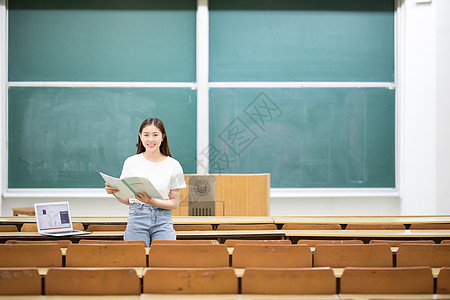 坐在黑板前学习的女学生图片