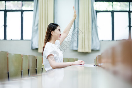 课堂上举手发言的女同学图片