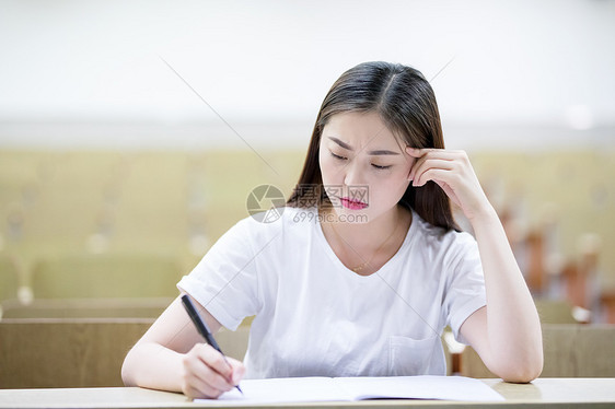 在教室里自习思考的女同学图片