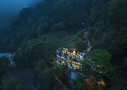 夜晚山上的建筑背景图片