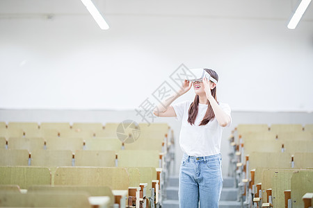 大学阶梯教室在教室头戴VR眼镜体验虚拟现实背景