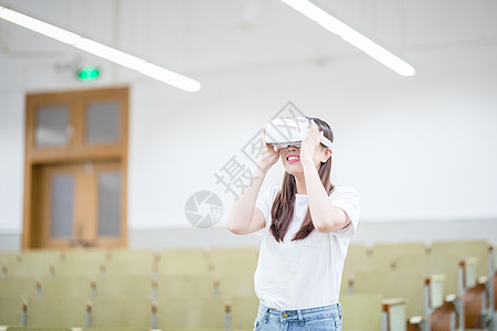 在教室头戴VR眼镜体验虚拟现实背景图片