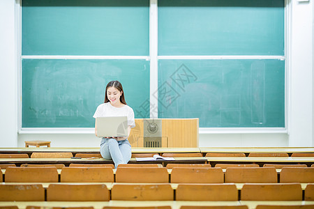 坐在黑板前学习的女学生高清图片