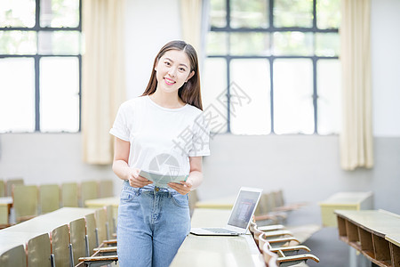 正在教室自习学习看书的学生图片