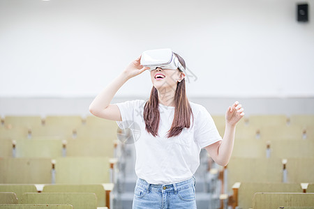 在教室头戴VR眼镜体验虚拟现实图片