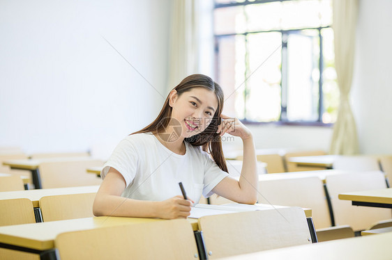 在教室里自习思考的女同学图片