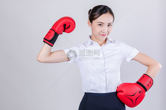 商务女士戴拳击手套释放图片
