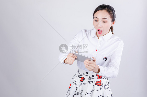 商务女士夸张惊讶玩手机图片