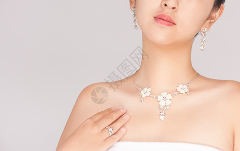 女性佩戴精致珠宝背景图片