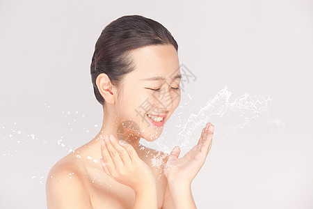 女性护肤敷面膜女性洗脸泼水背景