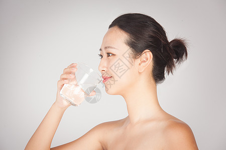 泼水女孩运动喝水背景