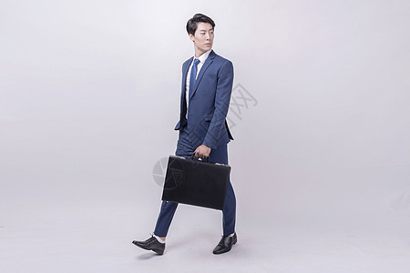 商务人士拎包走路动作图片素材