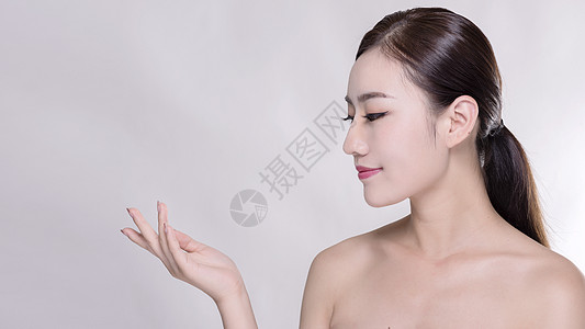 女子手部，脸部，颈部侧脸展示高清图片