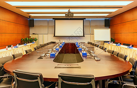 公司宽敞明亮的会议室背景图片
