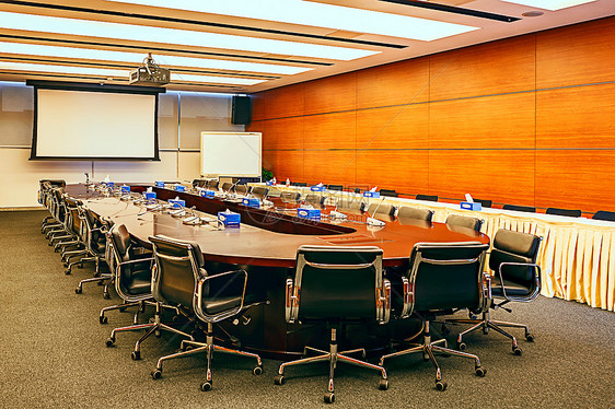 公司宽敞明亮的会议室图片