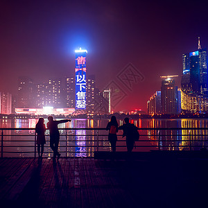 张江高科科技园区江边高楼前的小情侣背景