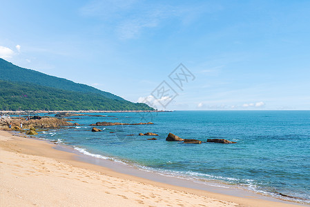 海岸边海水拍打礁石图片