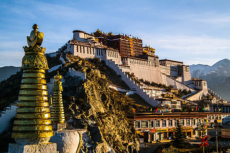 藏式寺庙西藏拉萨布达拉宫日出背景