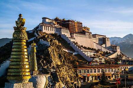 藏传佛教寺庙西藏拉萨布达拉宫日出背景