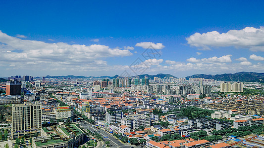 蓝天白云高楼蓝天白云下的南方城市背景