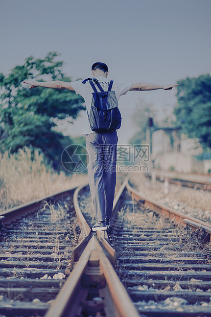 铁轨上行走的少年背影图片